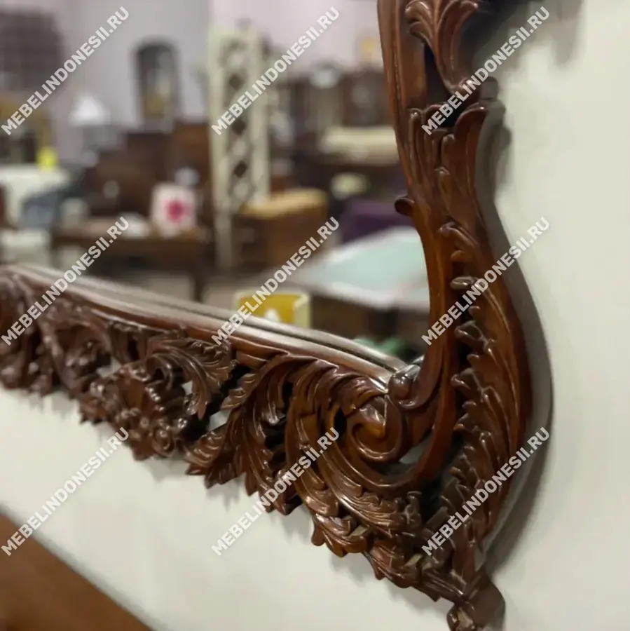 Зеркало в резной деревянной раме  